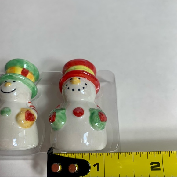 NWT. Mini Snowman salt & pepper shaker matching set. Ceramic adorable snowmen. - Picture 8 of 10